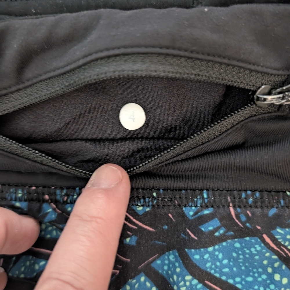 Lululemon Speed Shorts in Palm Lace Tofino Teal Multi/Black - Picture 6 of 6